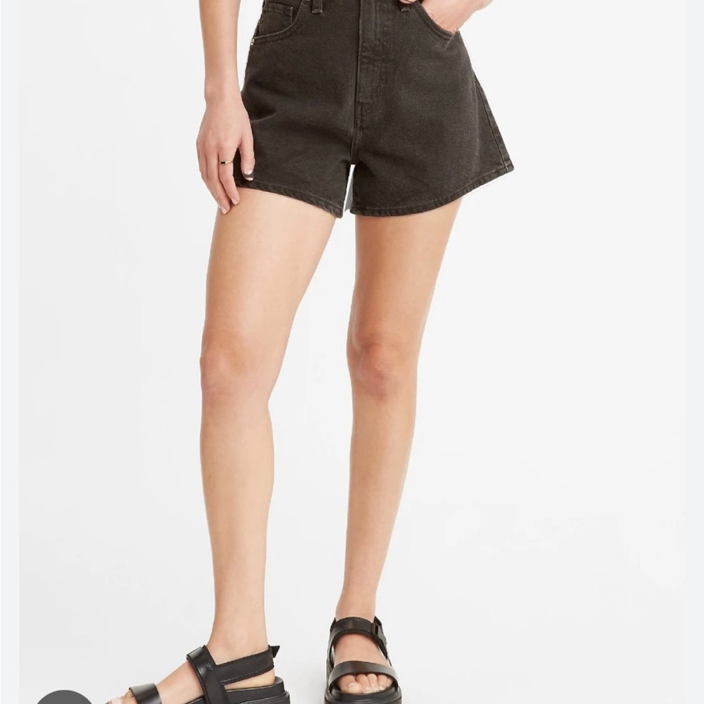 NWT Levi’s high-waisted mom shorts size 28 black